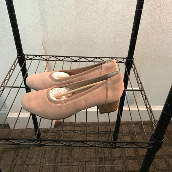 Clark’s new tan suede leather pumps - Picture 2 of 4